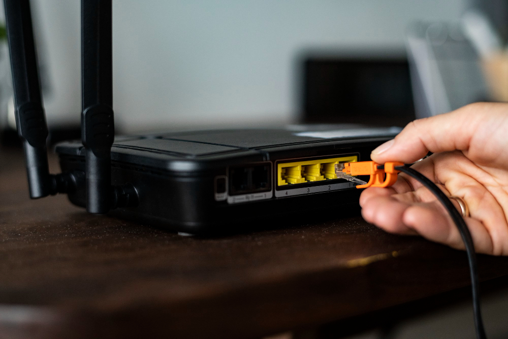 Modem router su un tavolo